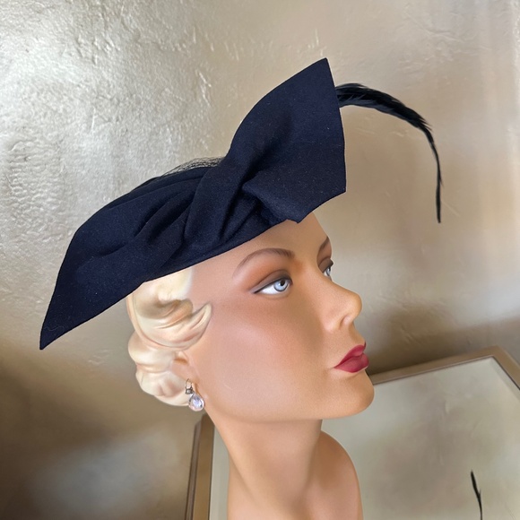 SOPHISTICATED 1950's NAVY FELT  HAT + VERY LONG FEATHER, OPEN CROWN & BOW - Picture 2 of 15